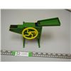 Image 3 : ERTC JOHN DEERE? CORN SHELLER METAL TOY (5 3/4 X 9 3/4 IN LONG) (MOVING PARTS)