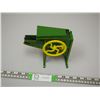 Image 4 : ERTC JOHN DEERE? CORN SHELLER METAL TOY (5 3/4 X 9 3/4 IN LONG) (MOVING PARTS)