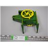Image 5 : ERTC JOHN DEERE? CORN SHELLER METAL TOY (5 3/4 X 9 3/4 IN LONG) (MOVING PARTS)