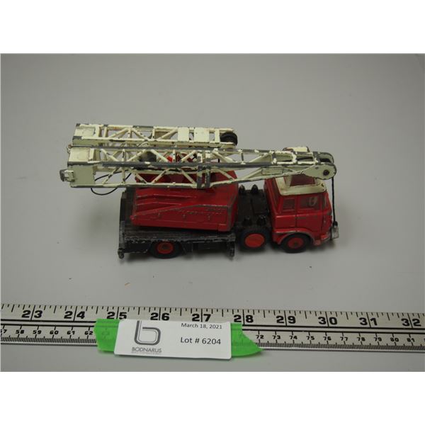 DINKY TOY JONES FLEETMASTER CRANE TRUCK (6 3/4 IN LONG)
