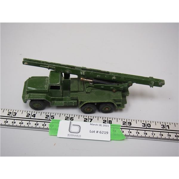 DINKY TOY ARMY CRANE TRUCK (TRUCK IS 5 1/2 IN LONG)