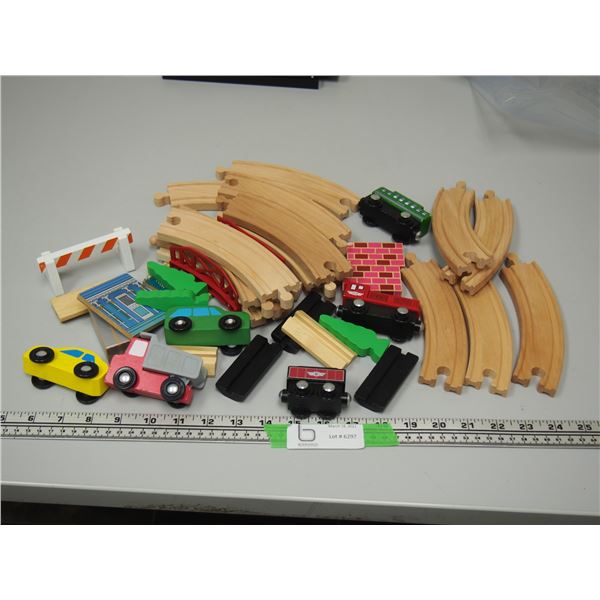 VINTAGE SOODEN TOY TRAIN SET