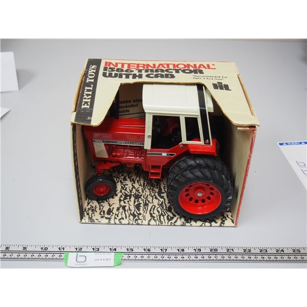 IH 1586 WITH CAB NIB 1/16 SCALE