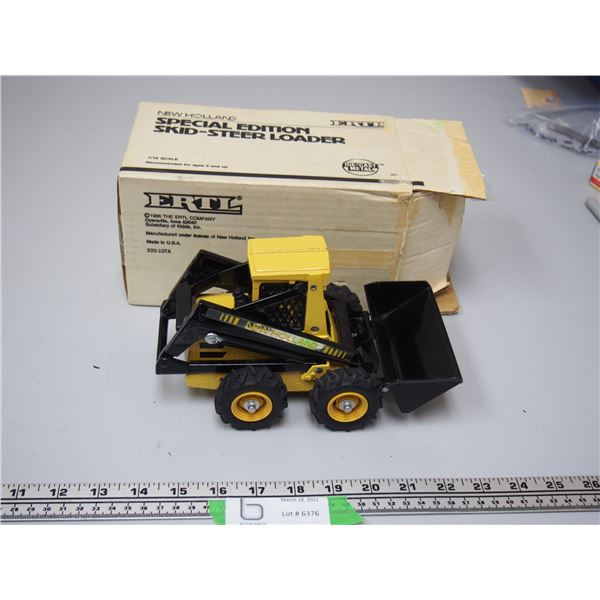 NEW HOLLAND SPECIAL EDITION SKID LOADER NIB 1/16 SCALE