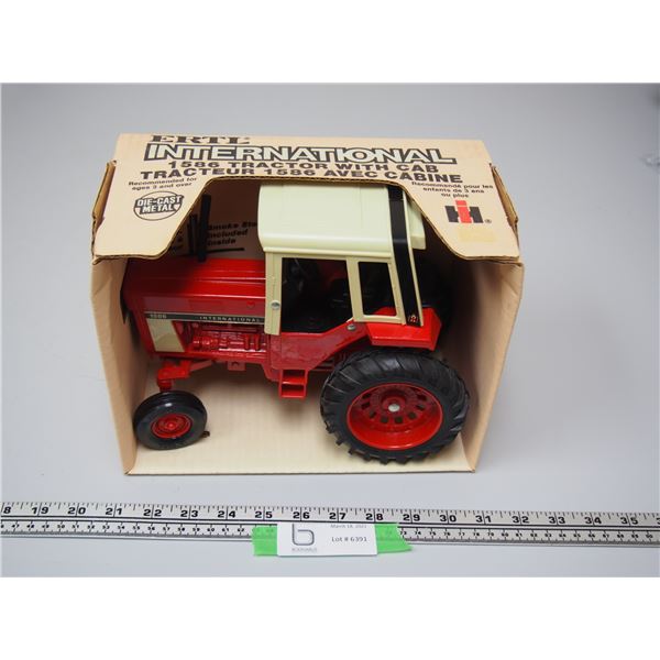 IH 1586 WITH CAB NIB 1/16 SCALE