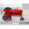 Image 2 : FARMALL 400 MEMORIAL (CLAIRE SCHEIBE) NIB 1/16 SCALE