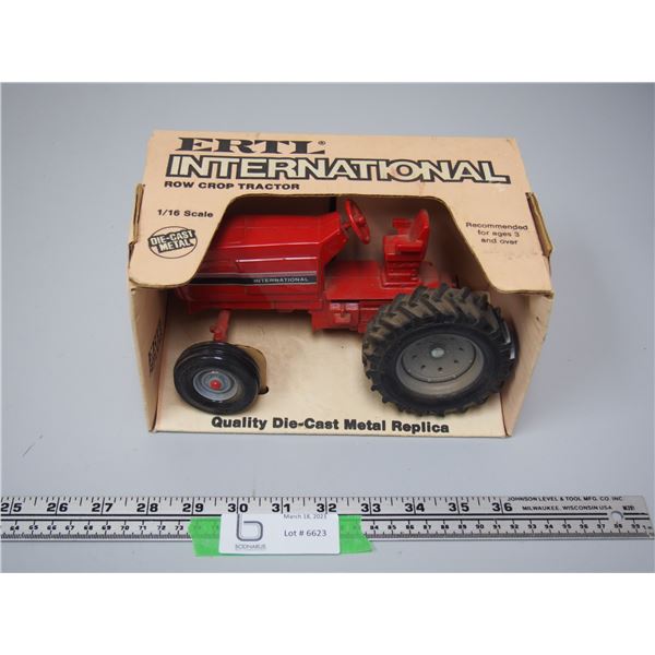 ERTL International Row Crop Tractor 1/16 Scale N.I.B