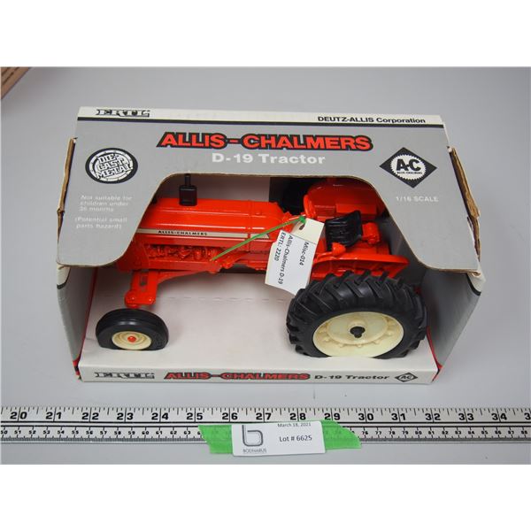 ERTL Allis Chalmers D-19 Tractor 1/16 Scale N.I.B