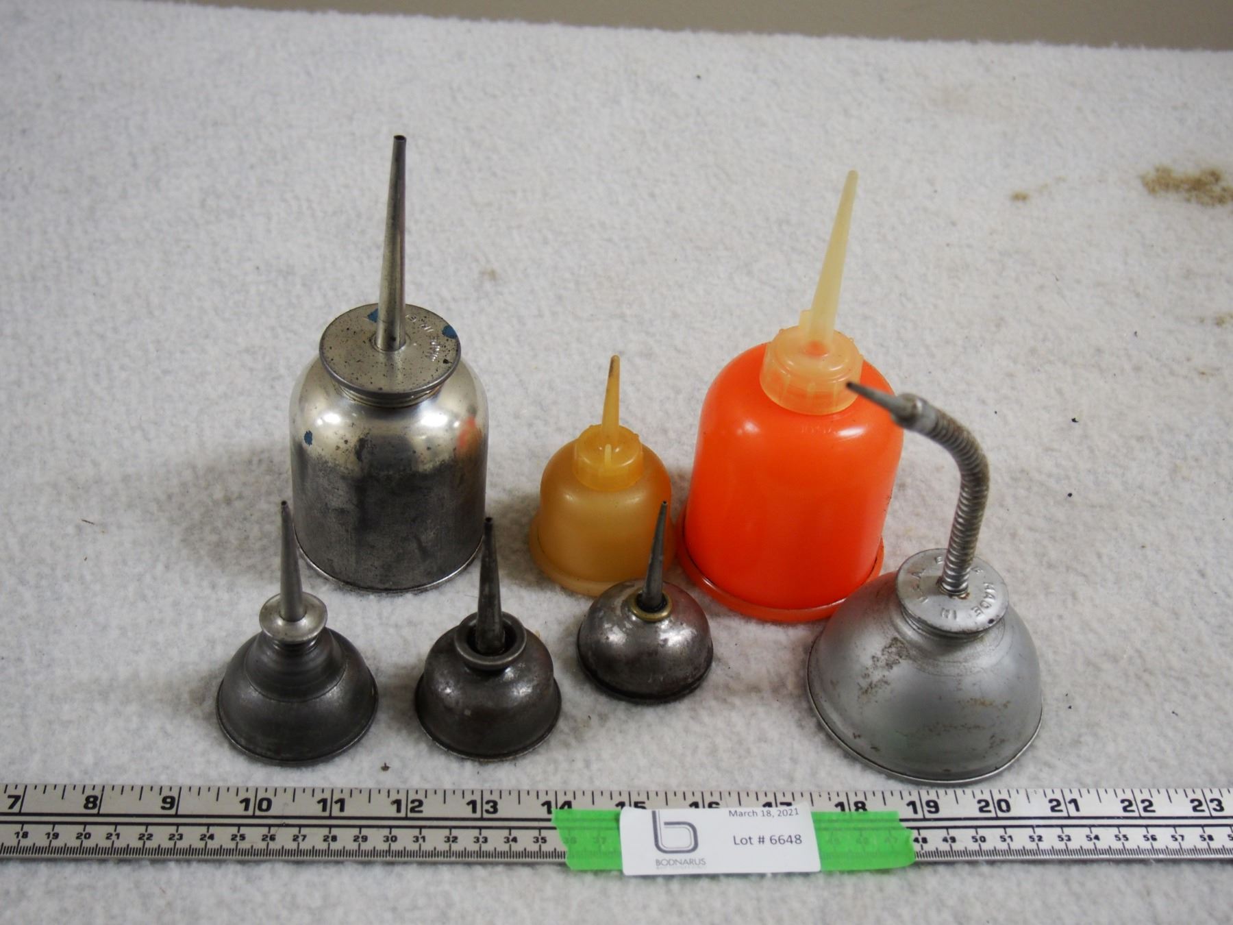 Small Oiling Containers 7 Small Oil Cans (2 Plastic)