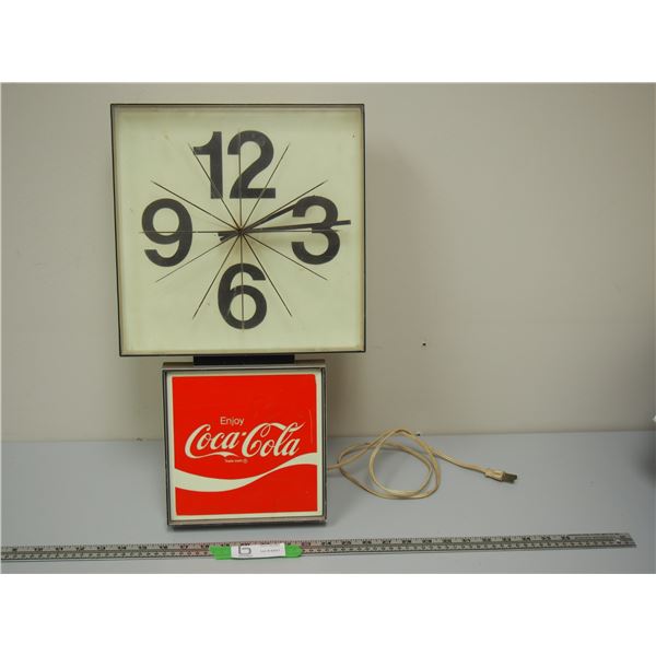 VINTAGE COCA COLA CLOCK (CLOCK WORKING DOES NOT LIGHT UP)(PLASTIC HAS CRACK)