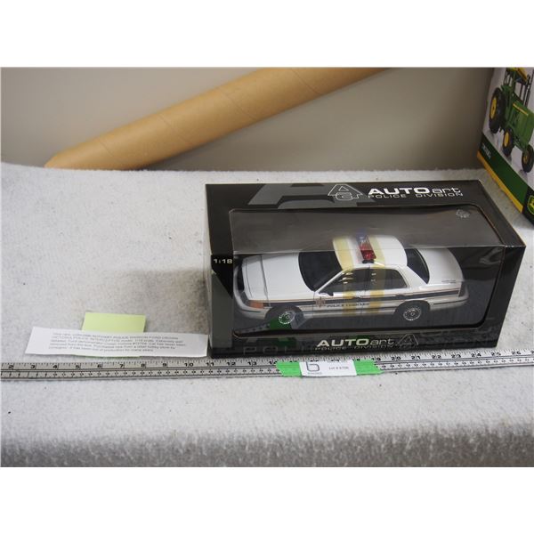 RARE Auto Art Police Division Ford Crown Victoria Police Interceptor Model 1/18 N.I.B