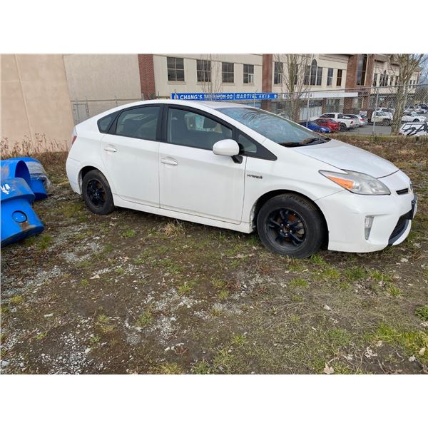 2012 TOYOTA PRIUS, 4DRSD, WHITE, GAS-ELECTRIC *NO KEYS, MUST TOW, NOT ROADWORTHY, OPEN RECALLS*