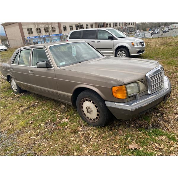 1987 MERCEDES 560 SEL *WITH CONTENTS*, BROWN, 4DRSD, *MUST TOW, NOT ROADWORTHY, DEAD BATTERY*
