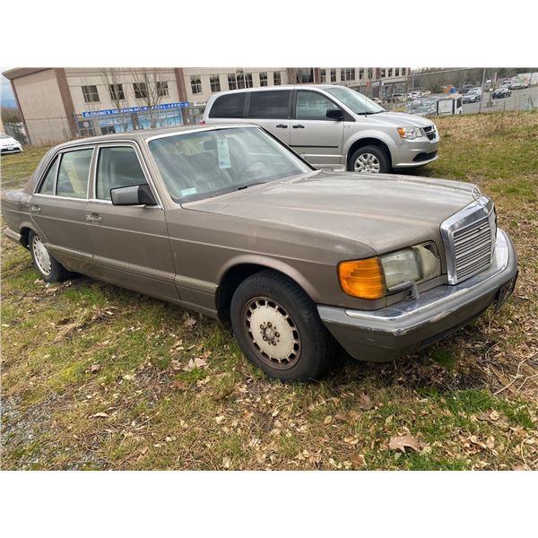 1987 MERCEDES 560 SEL *WITH CONTENTS*, BROWN, 4DRSD, *MUST TOW, NOT ROADWORTHY, DEAD BATTERY*