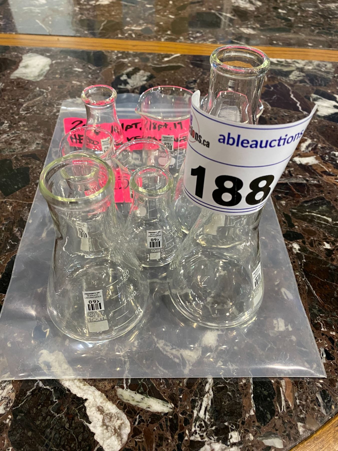 10 ASSORTED SMALL GLASS LABORATORY BEAKERS & CYLINDERS.