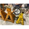 Image 2 : 3 JACKS & 4 ADJUSTABLE STANDS