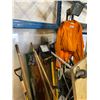 Image 3 : LOT INCLUDING YARD TOOLS, 2 CARTS & HALOGEN LAMP STAND
