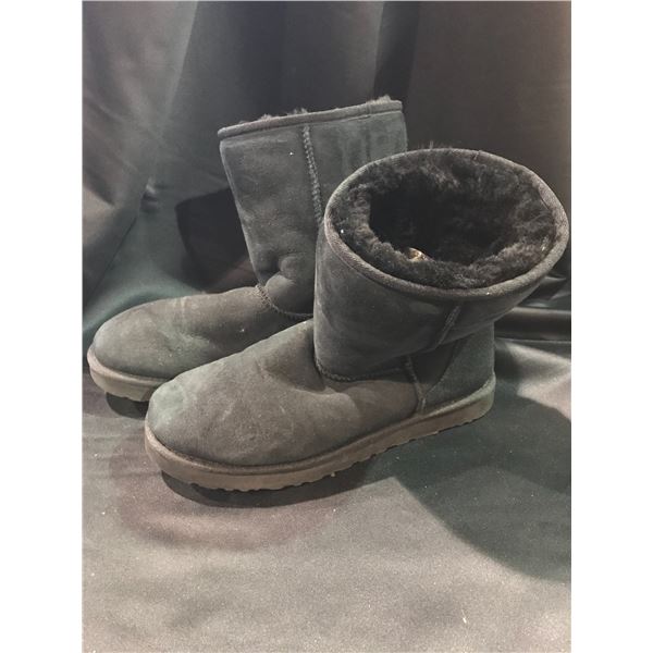 UGGS SIZE 9