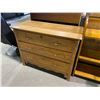 Image 2 : 3 DRAWER DRESSER