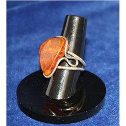 SILVER RING WITH LARGE AMBER CENTRE STONE SIZE