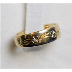 10K GOLD BAND WITH DECORATIVE ENGRAVING SIZE 5.5
