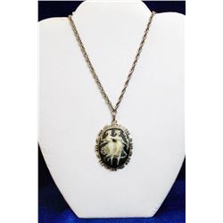 VINTAGE CAMEO PENDANT WITH 24" CHAIN