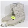 Image 1 : PAIR OF NEW WOMEN'S WINTER BOOTS SIZE 6/7