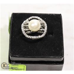 NEW WOMAN'S SILVER-TONED PEARL RING