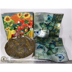 FLAT WITH 4 DECORATIVE TRAYS