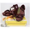 Image 1 : WOMENS KAYMAN 4" WEDGE SANDAL BURGUNDY CROCODILE