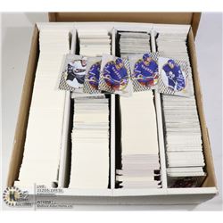 FLAT WITH LARGE LOT OF ASSORTED HOCKEY CARDS