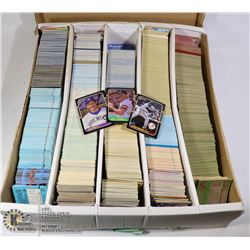 FLAT WITH LARGE LOT OF ASSORTED BASEBALL CARDS