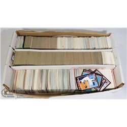 FLAT WITH LARGE LOT OF ASSORTED BASEBALL CARDS