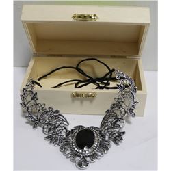 COSTUME JEWELRY NECKLACE IN BOX