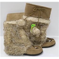 FAUX SUEDE LIGHT BROWN MUKLUKS SIZE 8