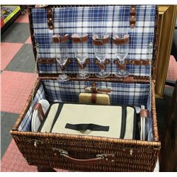 WICKER PICNIC BASKET WITH ACCESSORIES