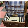 Image 1 : WICKER PICNIC BASKET WITH ACCESSORIES