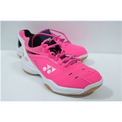 YONEX RUNNERS SIZE 7 LADIES