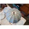 Image 7 : VINTAGE BRASS AND GLASS LAMP