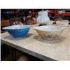 Image 1 : 2 LARGE VINTAGE PYREX BOWLS