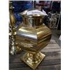 Image 2 : 2 BRASS-TONE TABLE LAMPS