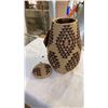 Image 3 : HAND WOVEN TRADITIONAL ZULU LIDDED BASKET FROM SOUTH AMERICA