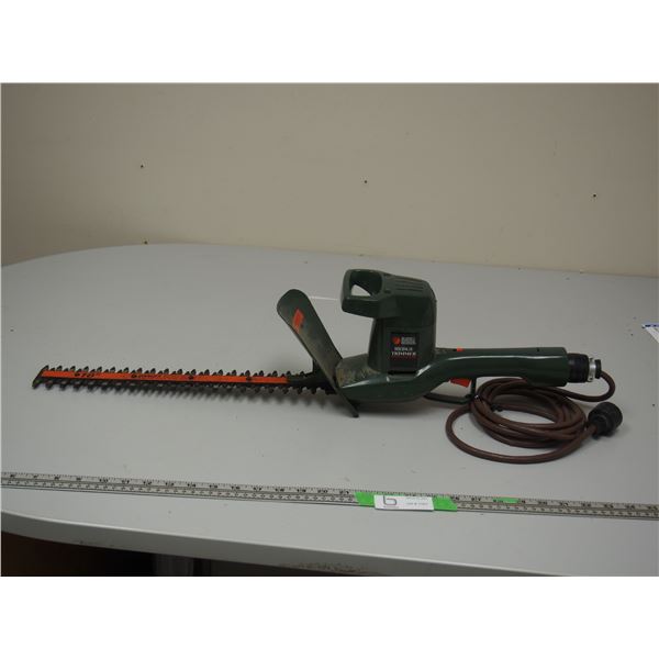 BLACK N DECKER 16 IN HEDGE TRIMMER (WORKING)