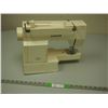 Image 5 : SINGER SEWING MACHINE (NO CORD)