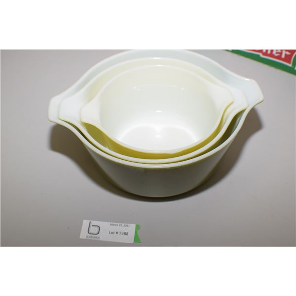 3 PC Pyrex bowl Set (Smallest Has Edge Chip)