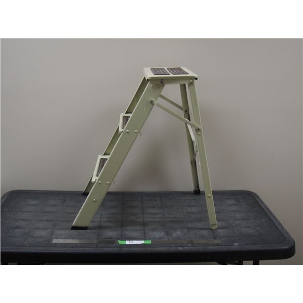 EKCO FOLDING STEPPING STOOL