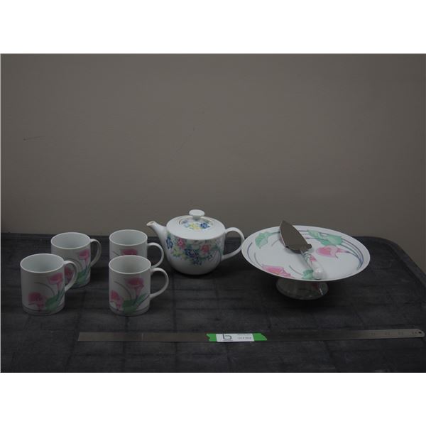 JENNIFER ABBOTT COLLECTION, CAKE SERVING TRAY, KETTLE & COFFEE CUPS (LIKE NEW)