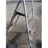 Image 2 : 3 STEP FOLDING LADDER