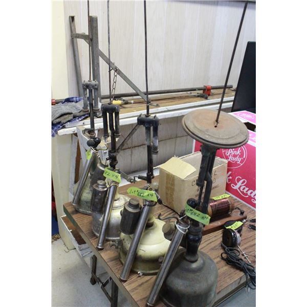 4 Lamps each with a pump & fuel can