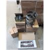 Image 1 : 7 Assorted Light Fixtures & Light Bulbs